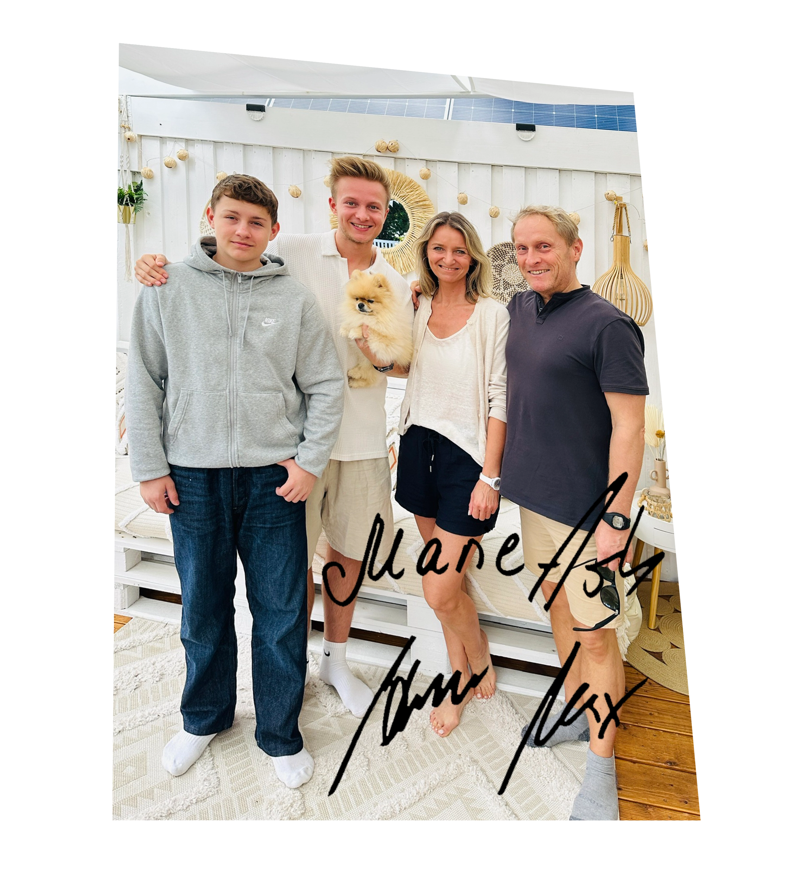 Signierte Autogrammkarte von Aaron Troschke mit seiner Familie und Hund vor sommerlicher Kulisse.