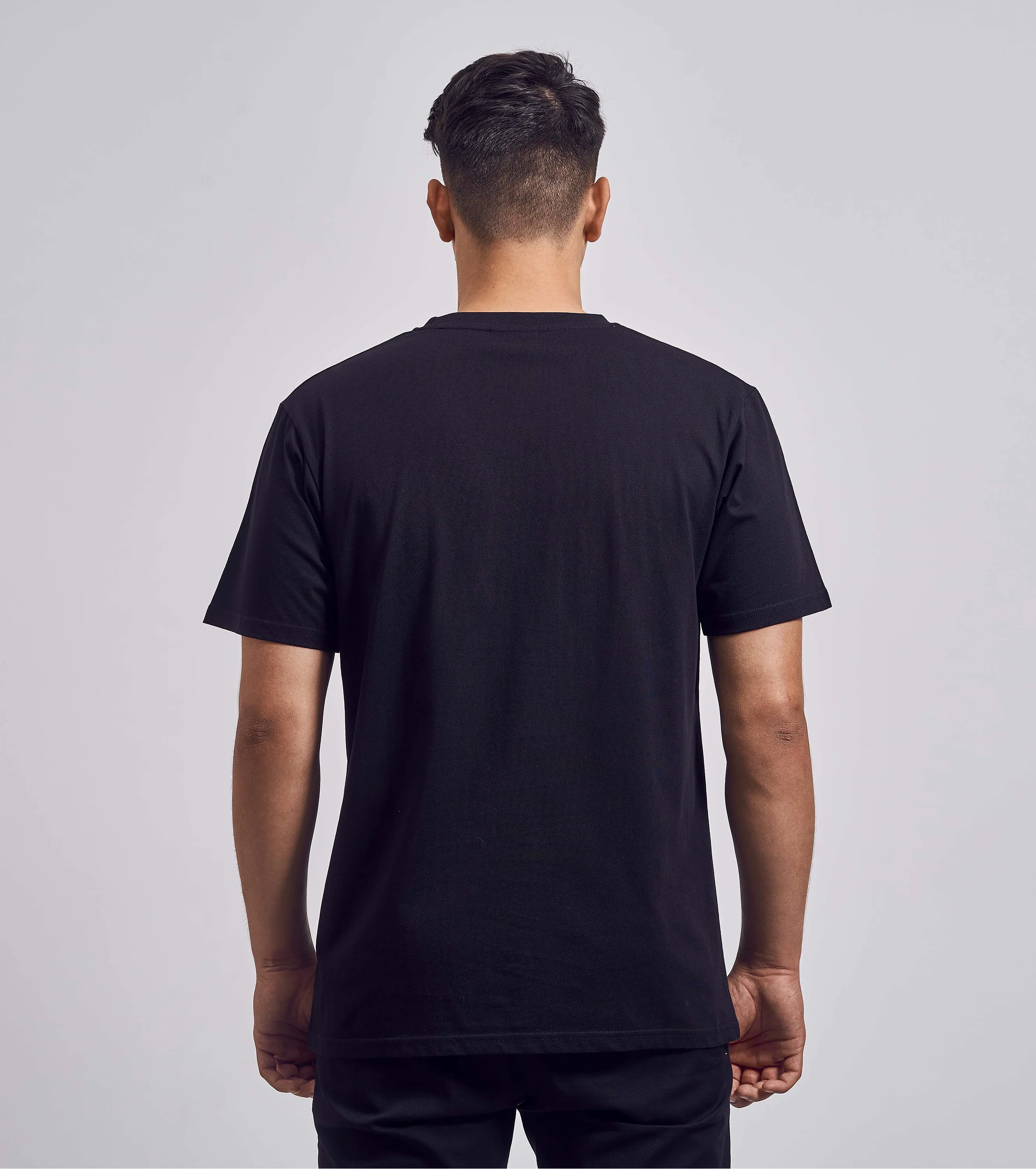 Rückansicht eines schwarzen T-Shirts ohne Aufdruck, getragen von männlichem Model – Rückseite des PLAY-Shirts von BXER