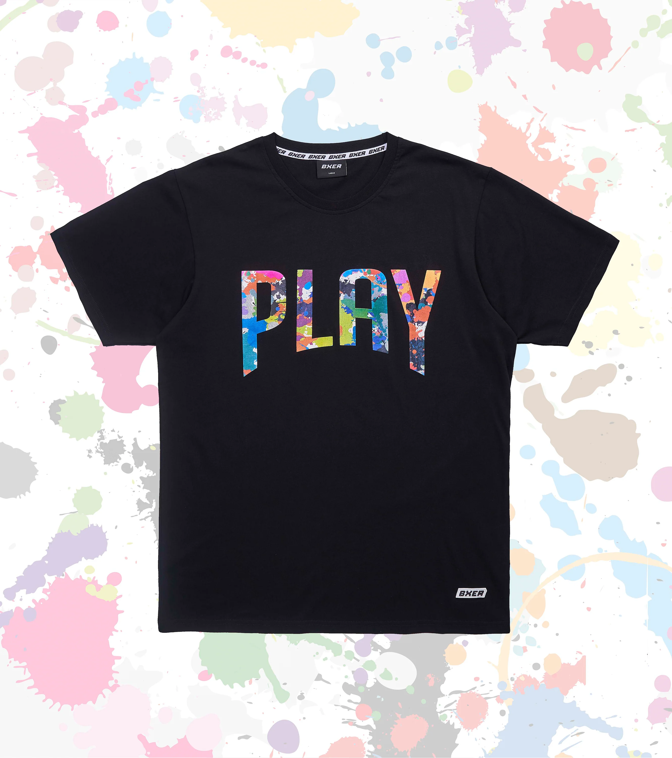 Schwarzes T-Shirt mit großem „PLAY“-Schriftzug in buntem Splash-Design auf weißem Hintergrund mit Farbspritzern