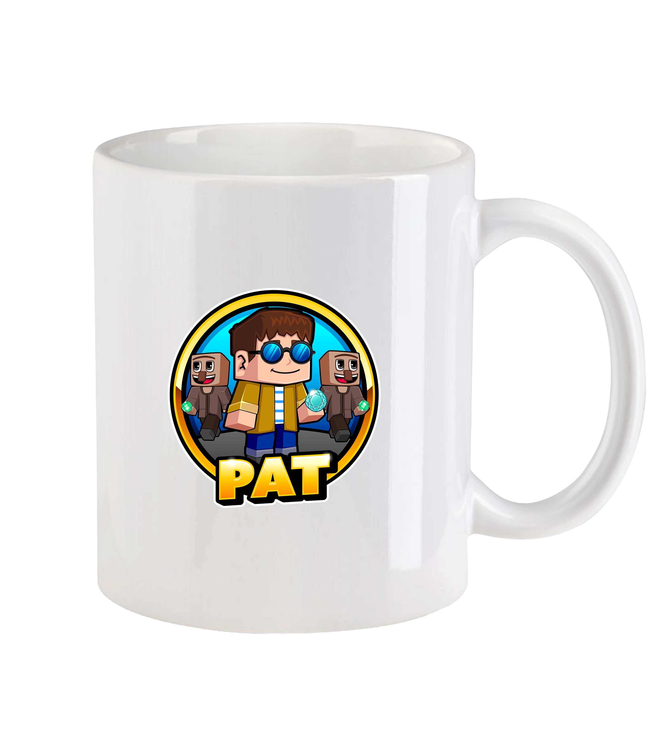 Weiße Kaffeetasse mit farbigem PAT-Motiv im Pixel-Look, zeigt den Creator zwischen zwei Minecraft-Figuren. Ideal als Geschenk für Fans oder für den täglichen Gebrauch am Schreibtisch.
