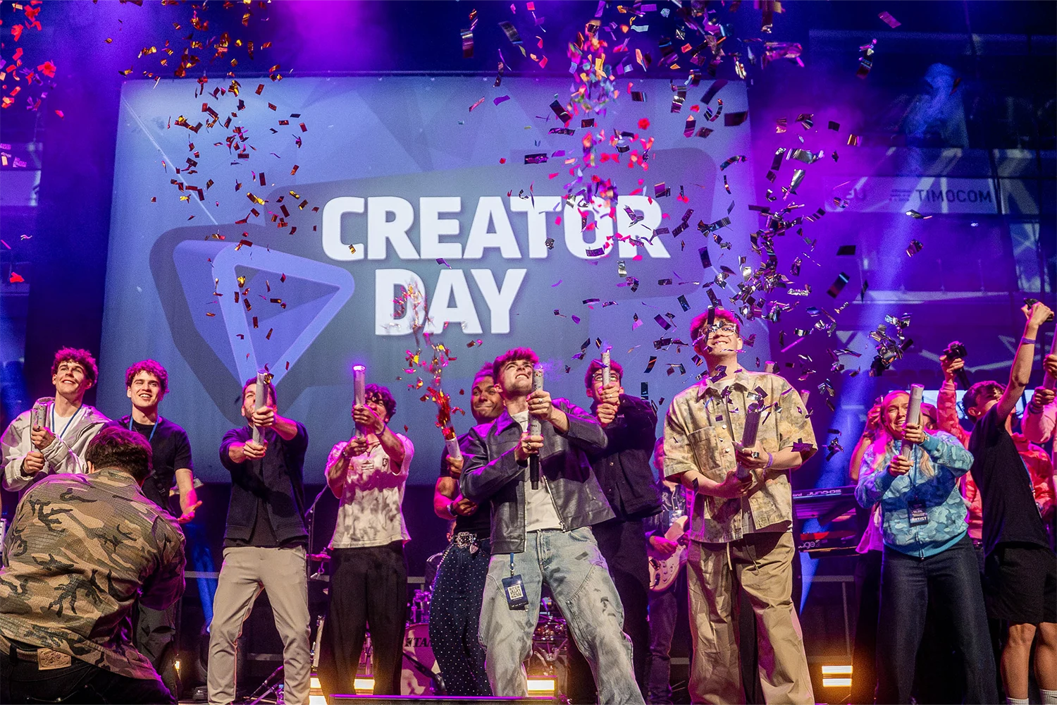 Johannes, Rick und weitere Creator auf der Bühne des Creator Day im PSD Bank Dome bei einem Konfetti-Moment
