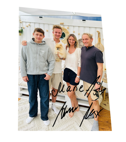 Signierte Autogrammkarte von Aaron Troschke mit seiner Familie und Hund vor sommerlicher Kulisse.



