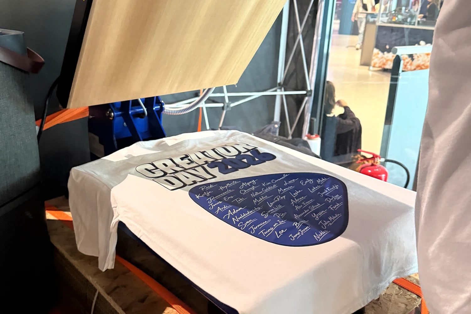 Creator-Day-Logo mit Event-T-Shirt im Pressebereich