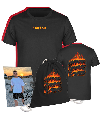 Schwarzes T-Shirt mit brennendem „ECHTSO“-Logo auf der Rückseite und kleinem Frontprint, dazu passender Turnbeutel und Autogrammkarte von Aaron Troschke am Strand.

