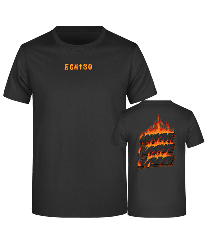 Schwarzes T-Shirt mit orangem „ECHTSO“-Schriftzug auf der Vorderseite und flammendem Holzstapel-Print auf der Rückseite.

