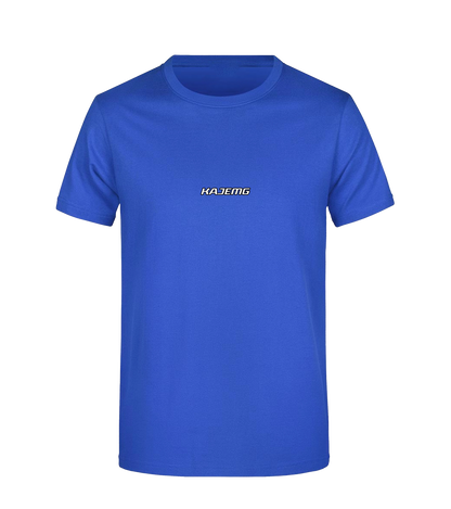 Vorderseite eines blauen T-Shirts mit kleinem weißen Schriftzug „KAJEMG“ in sportlicher Typografie auf der Brust. Minimalistisches Motorsport-Design.