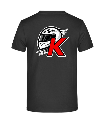 Rückseite eines schwarzen T-Shirts mit großem Motorsport-Logo: weißer Rennhelm mit schwarzen Details und einem auffälligen roten „K“. Dynamisches Racing-Design für Motorsport-Fans.