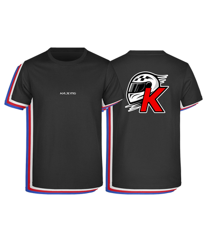 Schwarzes T-Shirt mit Motorsport-Design von Kajemg. Vorderseite mit schlichtem weißen „KAJEMG“-Schriftzug auf der Brust. Rückseite mit großem Helm-Logo in Weiß und einem roten „K“ im sportlichen Stil. Ideal für Racing- und Motorsport-Fans.
