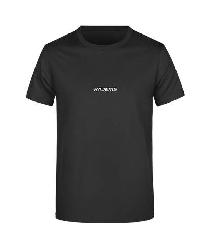 Schwarzes T-Shirt mit schlichtem weißen „KAJEMG“-Schriftzug auf der Vorderseite in Brusthöhe. Minimalistisches Motorsport-Design für Fans und Streetwear-Look.