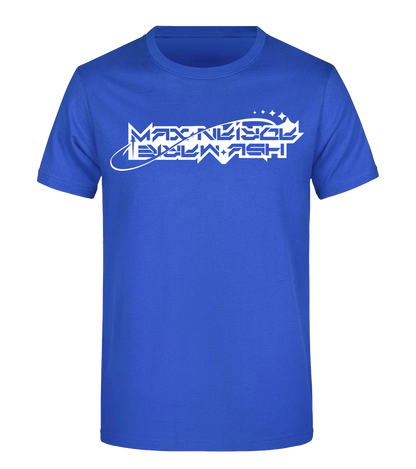 Blaues T-Shirt mit weißem „Maximale Ehrlichkeit“-Logo im futuristischen Design, von vorne fotografiert.

