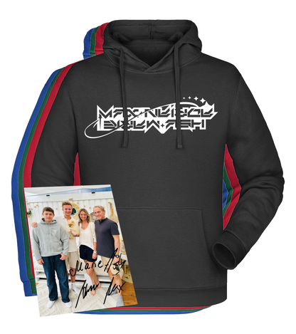 Schwarzes T-Shirt mit weißem „Maximale Ehrlichkeit“-Logo in spaciger Schrift und Autogrammkarte von Aaron Troschke mit Familie.

