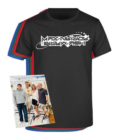 Mehrfarbiges „Maximale Ehrlichkeit“-T-Shirt-Bundle mit spacigem Logo in Weiß auf schwarzem Shirt und signierter Autogrammkarte von Aaron Troschke mit Familie.

