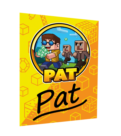 Autogrammkarte von Pat mit gelb-orangenem Hintergrund und Würfelmustern. Im Mittelpunkt das Pat-Logo mit Comic-Stil, das Pat mit Diamanten und zwei verfolgenden Figuren zeigt. Unten die schwarze Handschrift-Signatur „Pat“. Ein Sammlerstück für Fans.