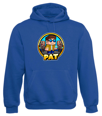 Blauer Kapuzenpullover mit großem PAT-Logo auf der Brust, gestaltet im Pixel-Art-Stil. Perfekt für Minecraft-Fans und Community-Supporter – offizieller Creator-Hoodie mit auffälligem Frontprint.