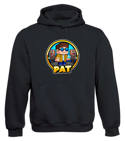 Schwarzer Hoodie mit großem PAT-Motiv im Minecraft-Design, zeigt die Figur PAT mit zwei Begleitern und Diamant in der Hand. Ideal für Fans von Minecraft-Content und stylischem Creator-Merch – gemütlich, hochwertig und auffällig im Look.