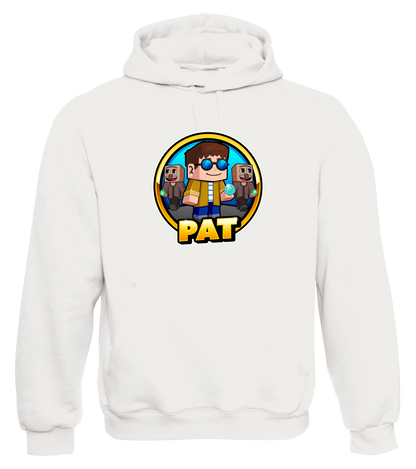 Weißer Kapuzenpullover mit farbenfrohem PAT-Pixelmotiv auf der Brust – inspiriert vom Minecraft-Stil. Zeigt PAT mit Sonnenbrille, Diamant und zwei Sidekicks im Cartoon-Look. Perfekt für Fans von Gaming-Content und lässigem Creator-Merch.