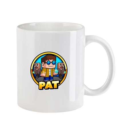 Weiße Kaffeetasse mit farbigem PAT-Motiv im Pixel-Look, zeigt den Creator zwischen zwei Minecraft-Figuren. Ideal als Geschenk für Fans oder für den täglichen Gebrauch am Schreibtisch.