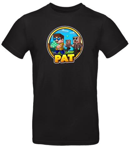 Schwarzes T-Shirt mit rundem Comic-Motiv von Pat. Das Design zeigt Pat mit Sonnenbrille und Diamanten in der Hand, begleitet von Minecraft-ähnlichen Figuren auf blauem Hintergrund. Auffälliger Schriftzug „PAT“ in Gelb unter dem Motiv.