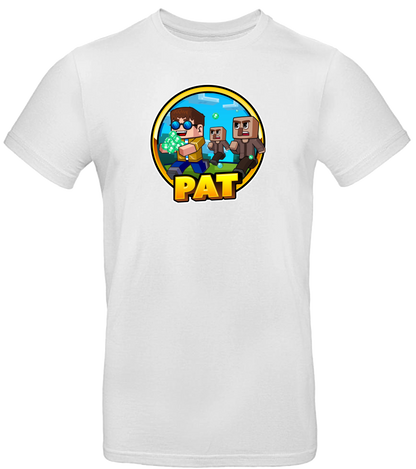 Weißes T-Shirt mit farbigem Comic-Motiv von Pat. Das runde Design zeigt Pat mit Sonnenbrille und Diamanten in der Hand, begleitet von Minecraft-ähnlichen Figuren. Darunter gelber Schriftzug „PAT“. Ideal als Merchandise für Gaming-Fans.