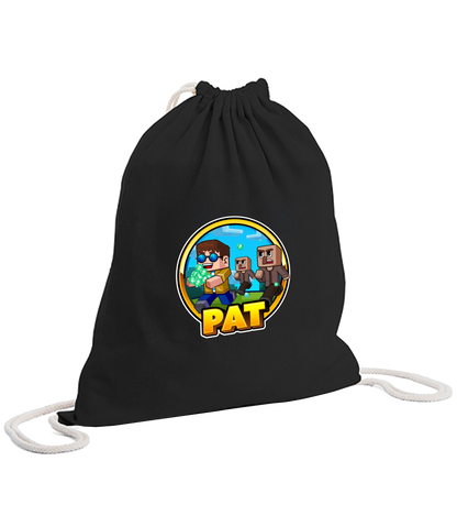 Schwarzer Turnbeutel mit weißem Kordelzug und auffälligem Pat-Logo. Das Comic-Motiv zeigt Pat mit Diamanten in der Hand, verfolgt von blockartigen Figuren, ergänzt durch den gelben Schriftzug „PAT“. Praktisch und stylisch für Schule, Sport oder Freizeit.