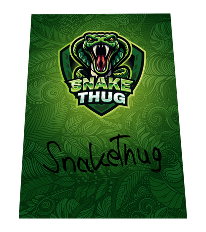 Signierte SnakeThug Autogrammkarte mit grünem Blattmuster-Hintergrund und aggressivem Schlangenlogo – exklusives Sammlerstück für Fans.
