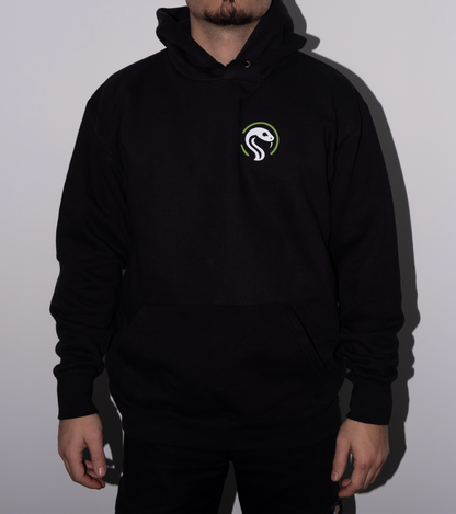 Schwarzes SnakeThug Hoodie mit gesticktem Logo auf der Brust, getragen von einem männlichen Model vor neutralem Hintergrund – urbaner Streetwear-Look mit minimalistischer Stick-Optik.