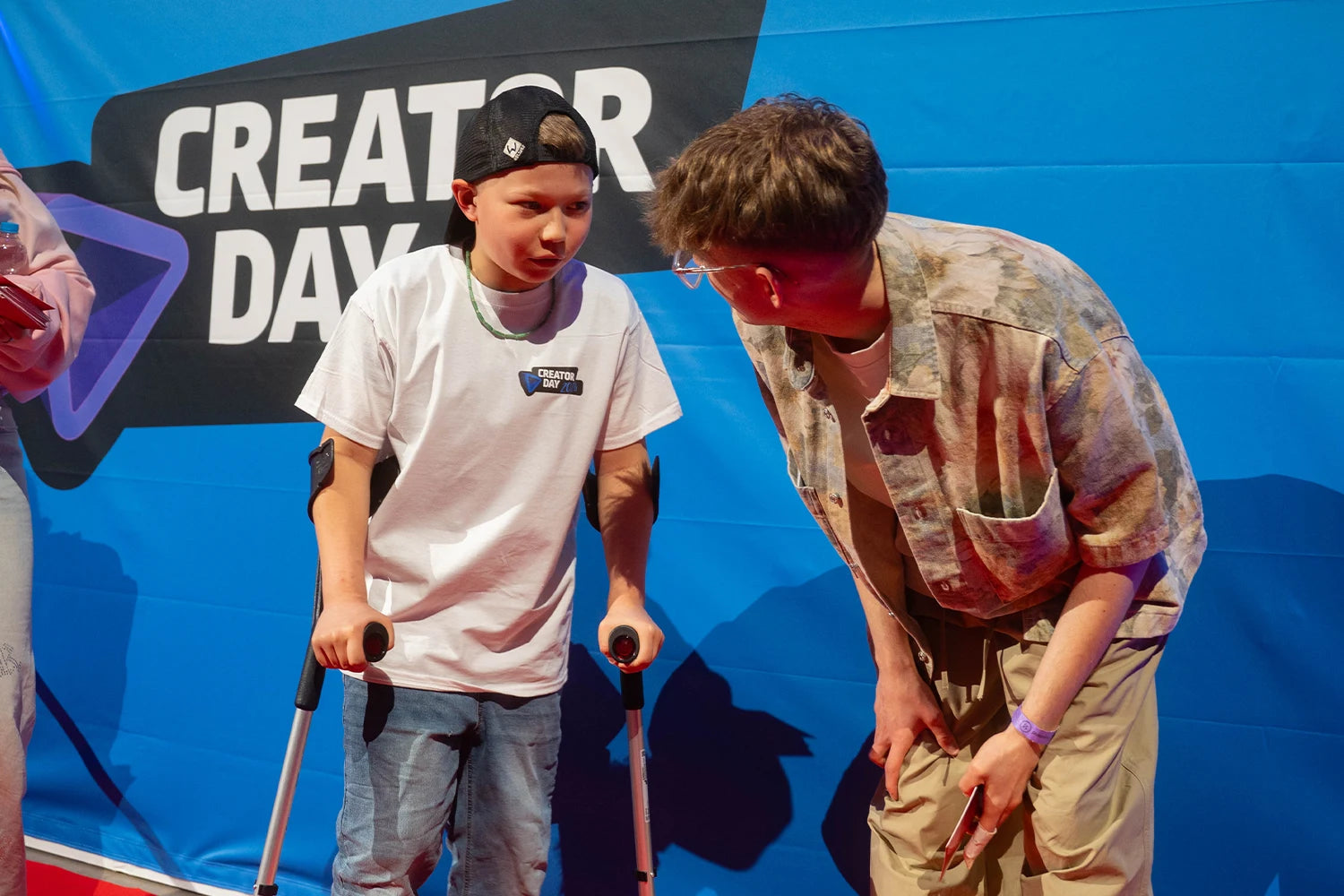 Junger Fan im weißen Creator-Day-T-Shirt neben Creator Johannes auf dem Creator Day