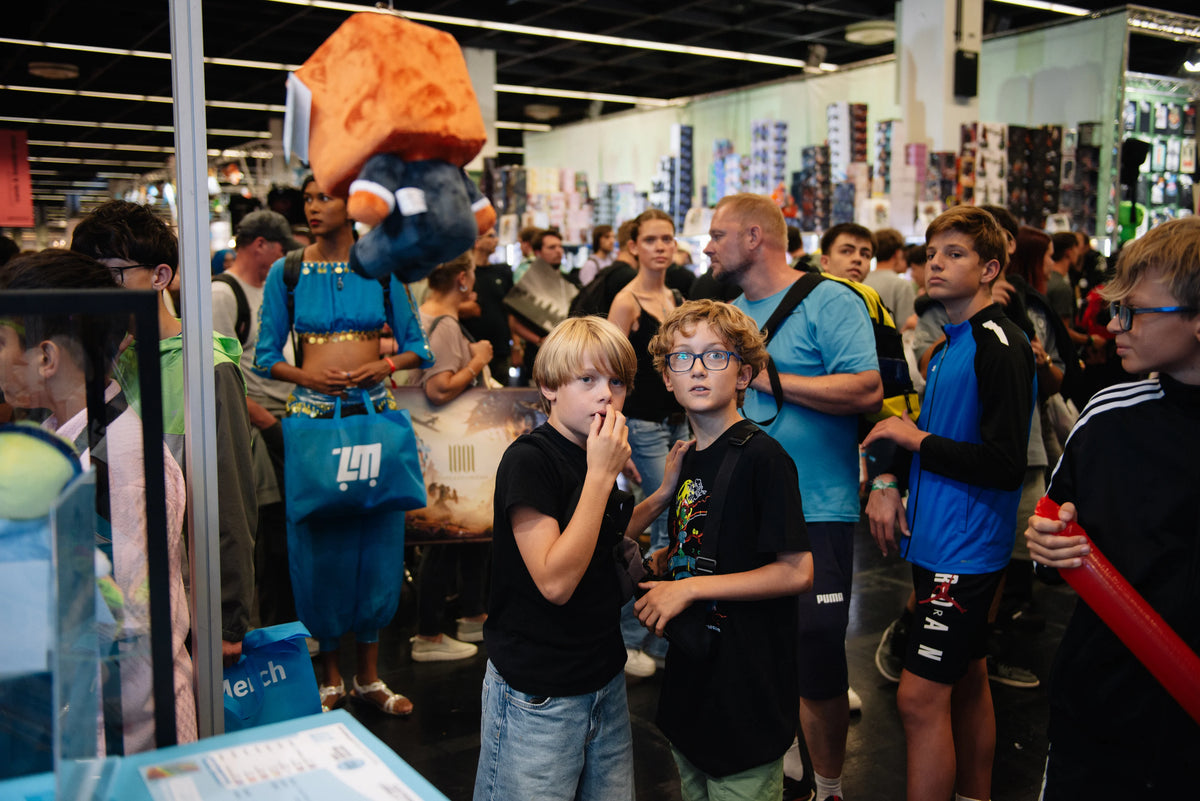 Volle Gänge und wartende Fans vor der Plushie Vitrine am LunyMerch Stand auf der gamescom 2026