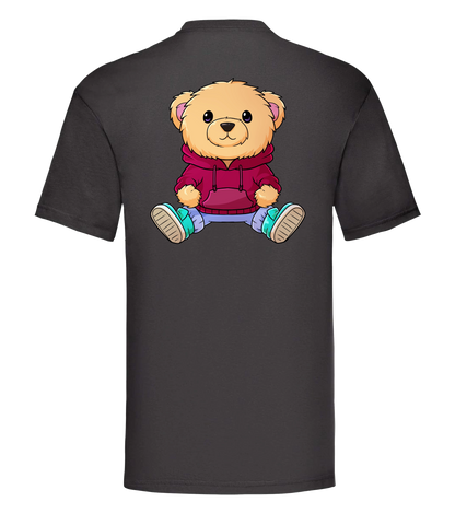 Rückseite des schwarzen Nuno T-Shirts mit großem Bärchenprint im roten Hoodie – auffälliger Streetwear-Look für die Community.
